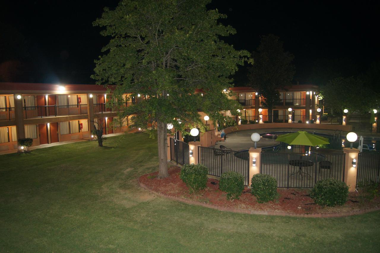 Days Inn By Wyndham Durham/Near Duke University Buitenkant foto