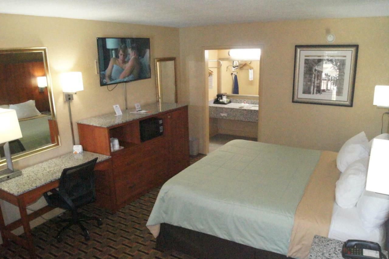 Days Inn By Wyndham Durham/Near Duke University Buitenkant foto