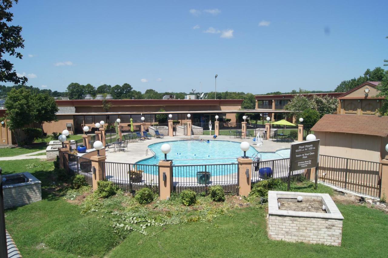 Days Inn By Wyndham Durham/Near Duke University Buitenkant foto