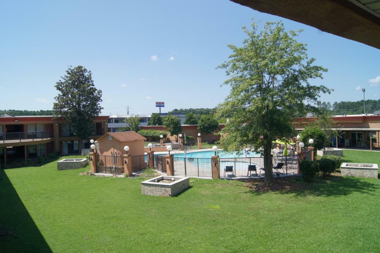 Days Inn By Wyndham Durham/Near Duke University Buitenkant foto