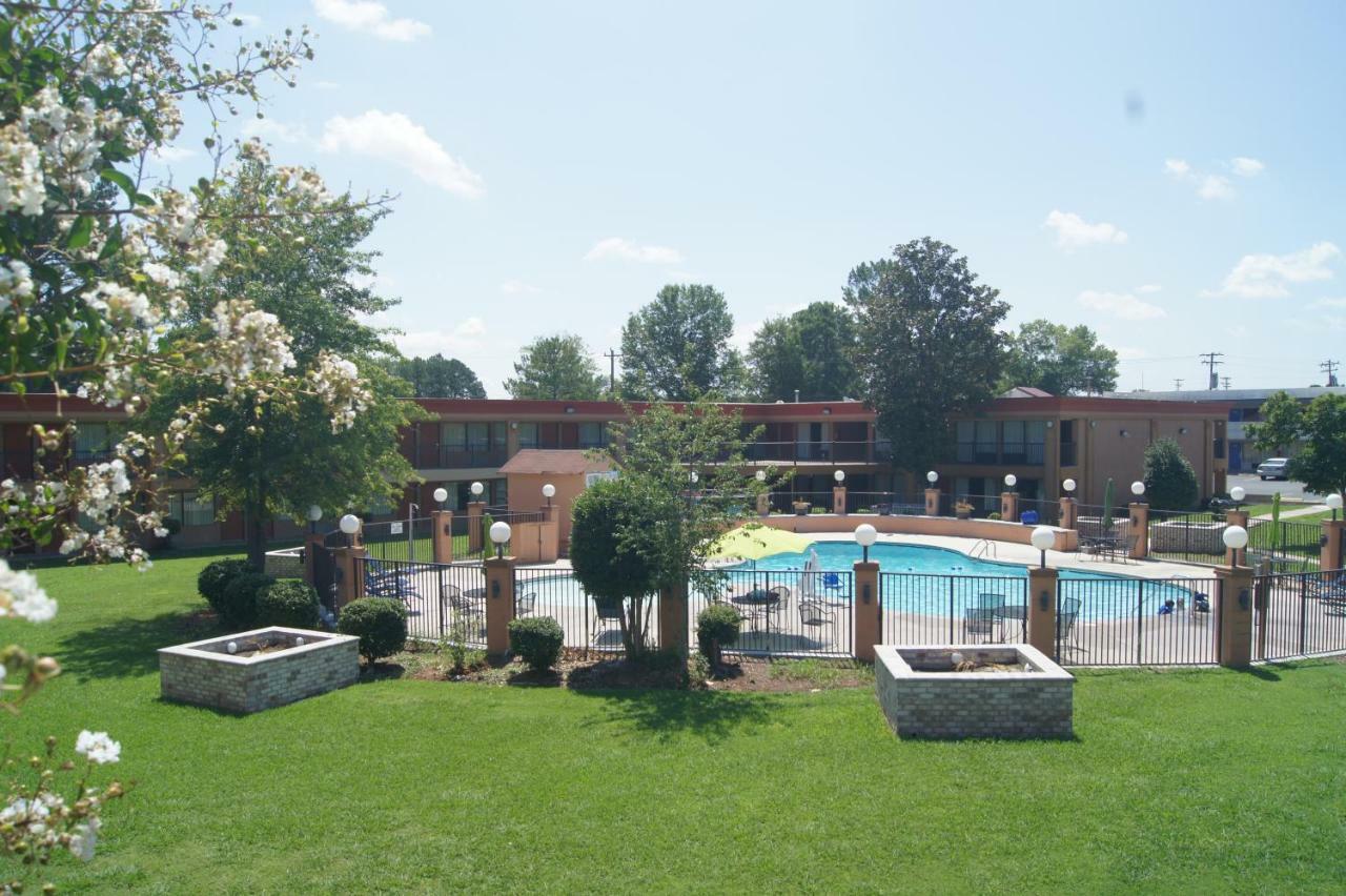 Days Inn By Wyndham Durham/Near Duke University Buitenkant foto