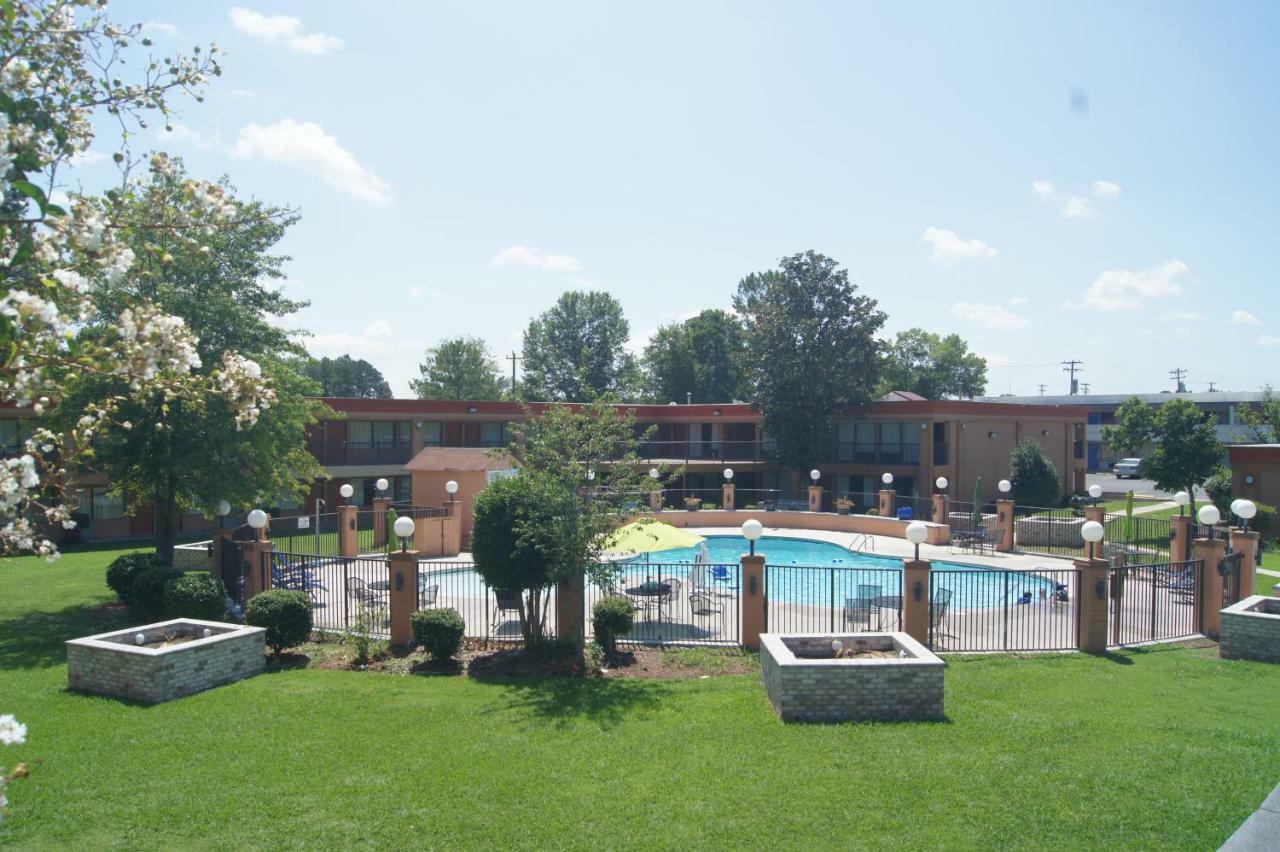 Days Inn By Wyndham Durham/Near Duke University Buitenkant foto
