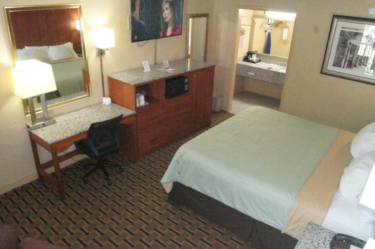 Days Inn By Wyndham Durham/Near Duke University Buitenkant foto