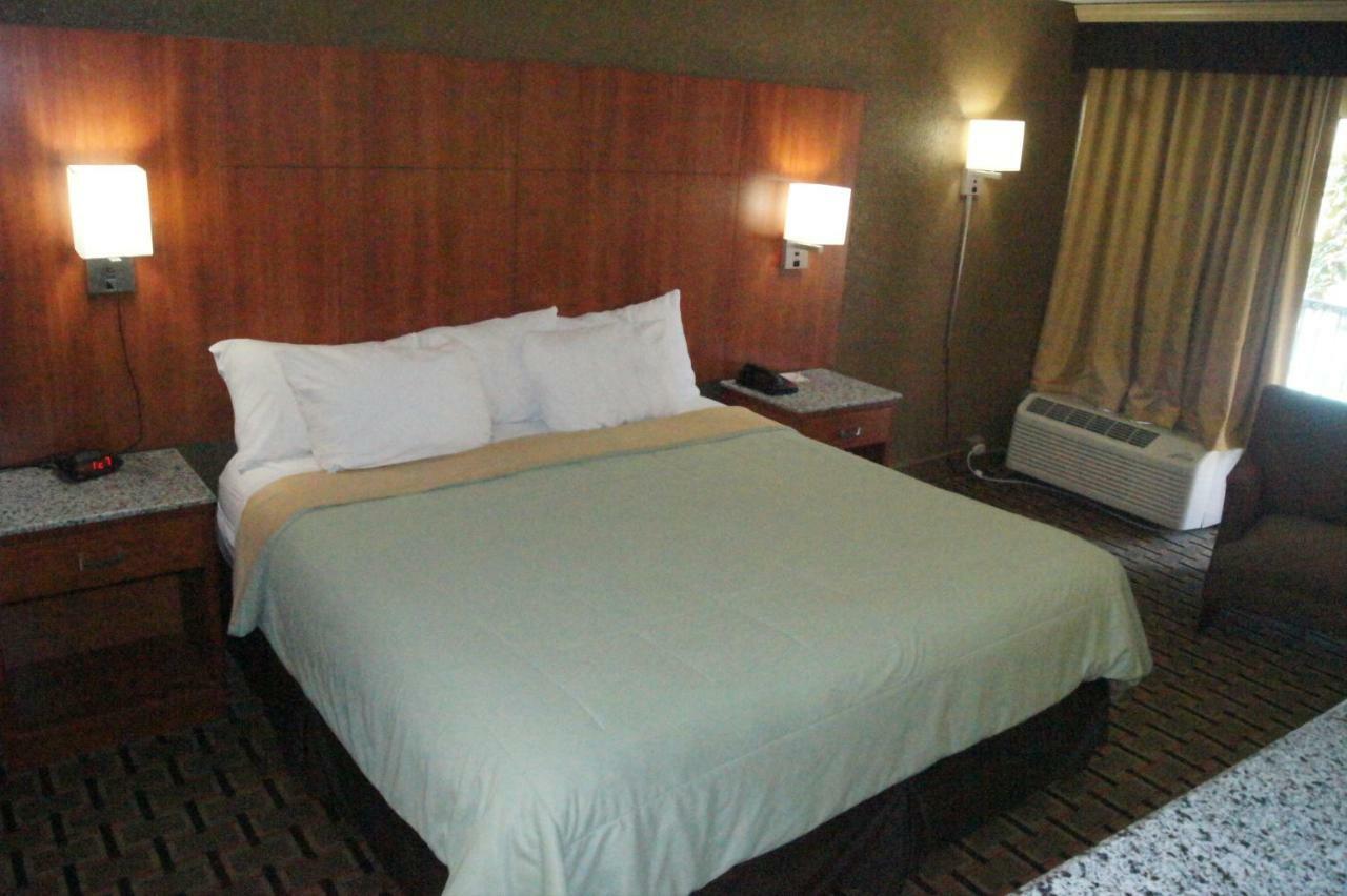 Days Inn By Wyndham Durham/Near Duke University Buitenkant foto