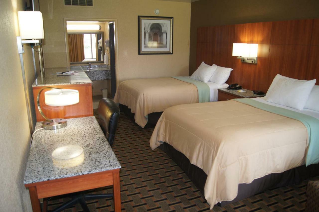 Days Inn By Wyndham Durham/Near Duke University Buitenkant foto